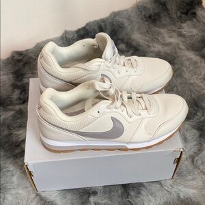 - Nike MD RUNNER 2 size 8.5 Off-White and Light Gray Sneakers like new